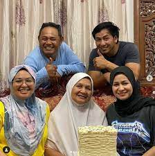 Lagu kini dikau jauh adik beradik siti nurhaliza. Video Selamat Hari Jadi Mak Salmah Lagu Birthday Oleh Siti Nurhaliza Siti Aafiyah Untuk Uwan Kitareporters Semua Boleh Jadi Reporter