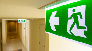 instalación de señal de evacuación salida en oficinas modernas de Lima