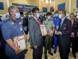 Krisis kerabat diraja kelantan 2010 tercetus ketika sultan kelantan, sultan ismail petra menerima rawatan di hospital mount elizabeth, singapura. Penghargaan Kepada Barisan Hadapan Menangani Pandemik Covid 19