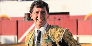 Pablo donat ha toreado en la temporada 2018 un total de 5 festejos, mientras tanto, paco cáceres, con este nuevo apoderamiento de donat incrementa su lista de rejoneadores en españa y francia a los joao moura caetano, paulo jorge santos, antonio prates, sebastián fernández y adrián venegas, además de los grupos de forcados académicos de coimbra, arronches y grândola. Campo Pequeno Joao Augusto Moura E Os 40 Anos De Alternativa De Joao Moura Tauronews