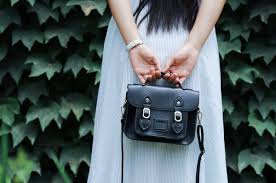 Sling bag menjadi pilihan bagi mereka yang ingin membawa barang yang. Sedang Mencari Tas Wanita Inilah 10 Tas Selempang Wanita Yang Bisa Kamu Dapatkan Di Lazada 2020