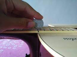 Buzzing yang parah tidak menghasilkan nada sama sekali (dead not). 3 Tips Merendahkan Senar Gitar Yang Tinggi