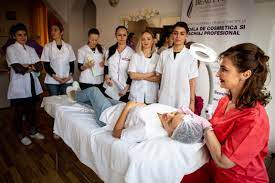 Invata de la cei mai buni pentru cariera de estetician! Cursuri Cosmetica Bucuresti Curs Machiaj Profesional