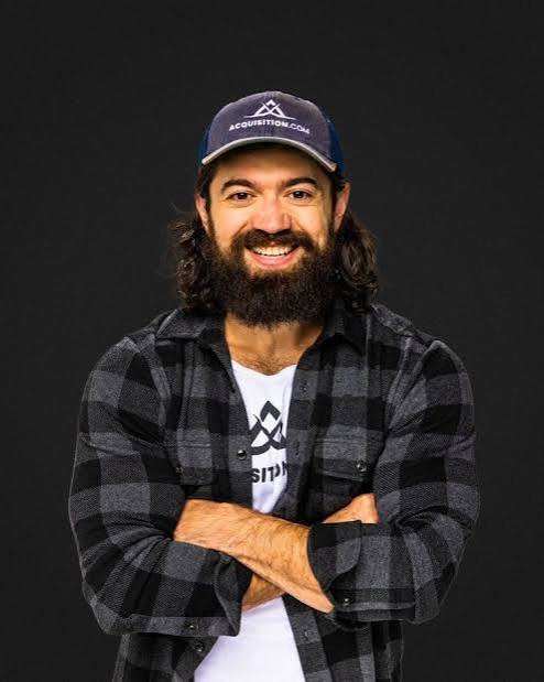 Alex Hormozi featured profile by TheAshNow highlighting his entrepreneurial journey, Acquisition.com, business strategy, books, and leadership.
