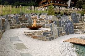 Rustikale natursteinmauern sind für den garten nicht nur optisch, sondern auch ökologisch gesehen eine natursteinmauer zu planen ist zwar einfach, nicht jedoch die menge der benötigten steine zu. Natursteinmauern Von Karl Sailer Als Terrassierung Stutzmauer Sicht Oder Larmschutz Karl Sailer