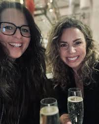 Vilka är vi då som startat When She Talks? Renée Flodh @reneeflodh och  Josefin Thillenius @thillenius har tillsammans över 30 års erfarenhet som  innehållskreatörer i TV-branschen, med bland annat Stjärnorna på slottet,