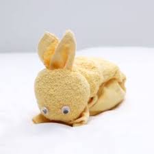 Tutoriel Video Pour Plier Une Serviette De Toilette De Facon Originale Pour Avoir Un Forme D Animal Grenouille Video Towel Animals Washcloth Animals Cute Surprises