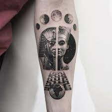 Los diseños del tatuaje en base a dioses y diosas egipcios son muy buscado, así como con anubis, el dios con cabeza de chacal de la muerte y el más allá, y la diosa gata bastet siendo algunas de las opciones más populares. 1001 Ideas De Tatuajes Egipcios En Bonitas Imagines Egyptian Tattoo Sleeve Nefertiti Tattoo Egyptian Tattoo