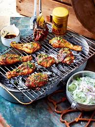 Die Hahnchenkeulen Werden Eine Stunde In Einer Marinade Aus Butter Braunem Zucker Kakao Chili Paprika Und Ol Eingele Rezepte Gurkensalat Rezept Bbq Rezepte