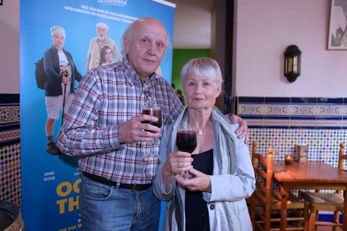 CARRY GOOSSENS en DANNI HEYLEN opnieuw op de planken in OOST WEST THUIS  BEST – bekendvlaanderen.be
