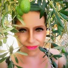 Niki Rowe's Instagram, Twitter & Facebook