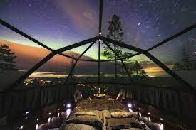 Übernachten könnt ihr hier nämlich in einem iglu aus speziellem glas, dass euch vom bett aus in den himmel blicken lässt. Polarlichter Im Herbst Im Glas Iglu Von Levi Finnland Reiseshop