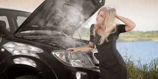 Air keluar dari kereta sewaktu overheat. Bahaya Enjin Panas Dayana