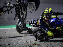 El entrenamiento oficial de moto3 en mugello ha acabado segundos antes por una bandera roja por un gravísimo accidente en la curva 9 en el que se han visto involucrados el suizo jason dupasquier y el. Rossi Y Vinales Relatan Como Han Vivido El Accidente De Austria Valentino Culpa A Zarco Motorbike Magazine