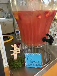 Drinks Eeyore S Gloomy Day Punch Strawberry Lemonade And Berry Sparkling Water Strawberry Lemonade Non Alcoholic Lemonade