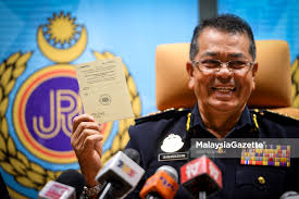 Halaman judul (contoh lampiran 1) halaman pengesahan (contoh lampiran 2) daftar isi (contoh lampiran 3) 1. Tukar Lesen Memandu Asing Bermula Esok