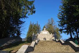 Aici odihnesc ostași căzuți pe aceste plaiuri în războiul 1916. Mausoleul Eroilor De La Soveja