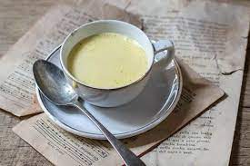 Tagliate un cerchio di carta forno delle stesse dimensioni del fondo della crostata e ponetelo sopra di esso, poi aggiungete i pesetti di ceramica (o dei legumi come i fagioli) 22 e cuocete in forno statico preriscaldato a 180° per circa 20 minuti. L Uovo Sbattuto E La Colazione Di Una Volta Romagna A Tavola