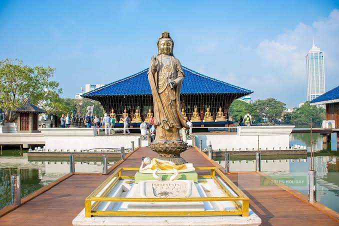 Gangaramaya Temple Beira Lake Colombo Buddhist museum eclectic collection iconic Sri Lanka landmark