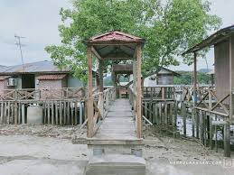 Pasang surut air laut disebabkan karena gravitasi benda langit lain seperti bulan dan matahari tidak merata di bagian bumi yang berbeda. Chalet Ibrahim Kg Baru Chalet Mengadap Laut Lubuk Siakap Merah
