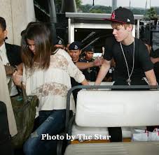 Kalau anda peminatnya, jangan lupa like facebook izara aishah. Gambar Justin Bieber Selena Gomes Di Klia Malaysia Sensasi Selebriti