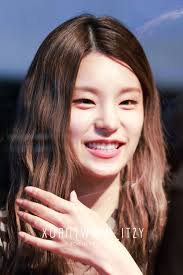 210704 YEJI @ Fansign Event © @xuantwww_itzy  🔗https://twitter.com/xuantwww_itzy #ITZY #있지 #YEJI #예지 #เยจี