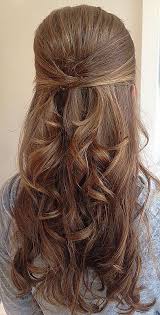einfache brautjungfernhochsteckfrisur hochzeitsfrisuren halboffen brautjungferhaare gast haarschmuck brautjungfernfrisuren brautjungfern frisuren frisuren