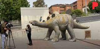 También podemos disfrutar en la. Corpse Discovered Inside A Statue Of A Dinosaur In Barcelona Al Dia Bolivia