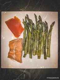 Un Repas De Fin De Journee Lowcarb Saumon Et Saumon Fumee Les Restes Du Frigo Asperges Et Huile Dolive Macros Plats Sains Lipides Recette Fitness