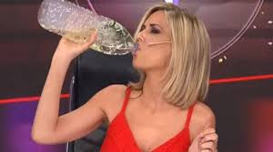 En su presentación más popular, está presente en los preparados para piletas que se venden en ferreterías. Viviana Canosa Bebio Dioxido De Cloro Al Aire Un Quimico Desaconsejado Por La Anmat As Argentina