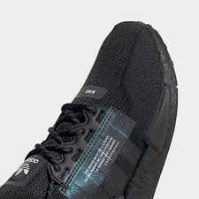 The adidas nmd_r1 or runner displays the boost midsole technology that delivers underfoot comfort and endless energy return to its wearers. Nmd R1 V2 Herrenschuh In Schwarz Adidas Deutschland