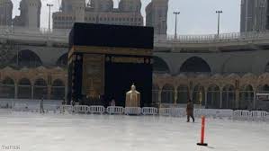 الكعبة المشرفة بناء مكعب الشكل ومن هنا جاء اسمها طبقا لأحد تفسيراته، وهي مبنية بالحجارة الصلبة ، ويبلغ ارتفاعها 15مترا، وطولها من جهة الملتزم 12.84مترا، وطولها من جهة حِجر إسماعيل 11,28مترا. Ø£Ø³Ø±Ø§Ø¨ Ø§Ù„Ø­Ù…Ø§Ù… ØªØ­Ù„ Ù‚ Ø­ÙˆÙ„ Ø§Ù„ÙƒØ¹Ø¨Ø© Ø§Ù„Ù…Ø´Ø±ÙØ© ÙÙŠ Ù…Ù†Ø¸Ø± Ø¨Ø¯ÙŠØ¹ ÙÙƒØ± ÙˆÙÙ† Ø´Ø±Ù‚ ÙˆØºØ±Ø¨ Ø§Ù„Ø¨ÙŠØ§Ù†