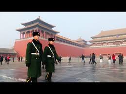 天安门坐落在中国 北京市中心，故宫的南端，与***隔长安街相望，是明 清两代北京皇城的正门。 设计者为明代的御用建筑匠师蒯祥。 天安门始建于明朝永乐十五年（1417年），时称为承天门。 清朝顺治八年（1651年）更名为天安门。1925年10月10日，国立故宫博物院成立，天安门开始对民众开放。 å¤©å®‰é—¨åŸŽæ¥¼ æ•…å®«tiananmen Gate Forbidden City Youtube