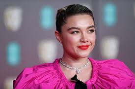 El look imprescindible del día es Florence Pugh de festival (con mono  transparente y riñonera)