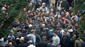 Während des einsatzes sammelte sich nach angaben der sprecherin eine große zahl von schaulustigen um die einsatzstelle, zeitweise sollen es um die 100 menschen gewesen sein. Wer Sind Die Berliner Clans Und Wie Funktioniert Das Milieu B Z Berlin