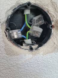 Stromkabel Angebohrt Wie Die Reparatur Eines Stromkabels Gemacht Ordnungsgema Wird Kabel Re Stromkabel Elektroinstallation Elektroinstallation Selber Machen