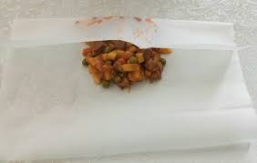 Patlıcanları güzelce yıkayın, kabuklarını soymadan yuvarlak yuvarlak dilimleyin. Kagit Kebabi Yemek Tarifi Perisi