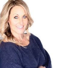 Kari Martinez's Instagram, Twitter & Facebook