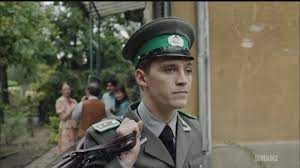Deutschland 83 follows martin rauch, a young spy caught between two worlds, who is sent by the east german intelligence service (the hva) to discover nato's military intentions. Review Deutschland 83 Quantum Jump S01e01 Flashy Box