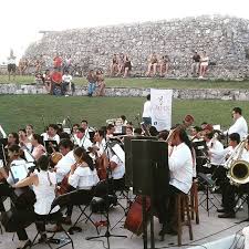 Hoy Disfrutamos Del Concierto Al Aire Libre De La Orquesta Filarmonica De Xalapa En El Pueblo Magico De Bacalar Con El Bello Fuerte Orquesta Concierto Bacalar