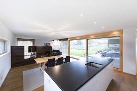 Einfamilienhaus Flachdach Uberdachte Terrasse Massivbau L Form Moderne Architektur L Form Klare Moderne Architektur Architektur Haus Design Architektur