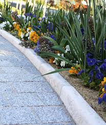 Afin de délimiter vos espaces extérieurs, point. Creer Une Allee De Jardin Avec Des Bordures En Pierre Reconstituee