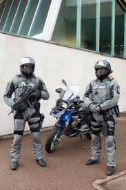 De grootste stad van vlaanderen is altijd in beweging, dus is ons takenpakket gevarie. Met Machinegeweer Op De Motor Politie Antwerpen Stelt Nieuw Zwaarbewapend Interventieteam Voor Antwerpen Hln Be