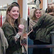 The daughter of actor johnny depp and singer vanessa paradis, depp began her acting career with a small role in tusk (2014), and went on to star in the period dramas the dancer (2016), in which she played isadora duncan, planetarium (2016), and the king (2019). Amber Heard Lily Rose Depp Shoppen Mit Stiefmutti Gala De