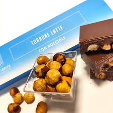 Torta gianduia, dolce piemontese con cioccolato fondente e croccante di nocciole. Torrone Al Cioccolato Al Latte Con Nocciole Cioccolato Collefiorito