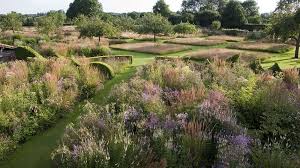 Jardin Plume Tout Petit Apercu De Ce Jardin Hors Du Commun Une Pepiniere Nature Jardins Beaux Jardins Jardin Prairie