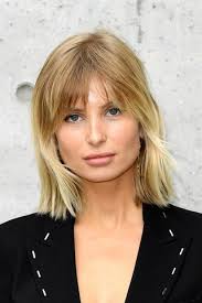 20 foto ispirazionali per sfoggiare i capelli scalati durante la . Taglio Capelli Donne 2019 Autunno Medi Scalati Per Chi Non Sceglie Il Bob Vanity Fair Italia