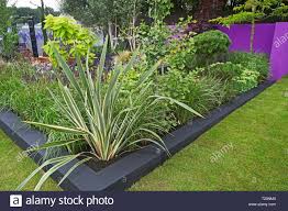Im modernen garten wird ein ästhetisches bild angestrebt. Eine Moderne Garten Mit Bunten Gemischte Anpflanzung Von Blumen Graser Kakteen Pflanzen Und Straucher Stockfotografie Alamy