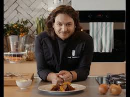 Din ea facem si celebrii taietei cu varza, specialitatea la noi in casa varza dulce se caleste foarte simplu cu putina ceapa si musai cu chimen si mult piper. Piept De Rata Cu Varza Rosie Bucataria Lidl Cu Chef Florin Youtube