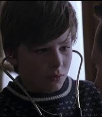 In Batman Begins (2005) heeft de trui van de jonge Bruce Wayne 3 stippen  als ontwerp, die bijna lijken op die van Batman. : r/MovieDetails